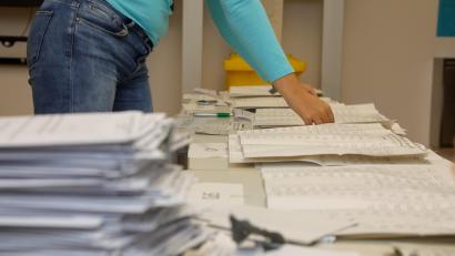 Symbolbild: Wolfgang Steinbacher
Der Fehler steckt oft im Details: Bei den bis jetzt für die Briefwahl versandten Stimmzetteln für den Stadtrat Weiden ist jetzt aufgefallen, dass die Reihenfolge der Bewerber auf zwei Listen nicht stimmt. Sie sollen aber gültig bleiben. Wahlweise können sie ab Montag umgetauscht werden.