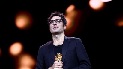 Bild: Christoph Soeder/dpa
İlker Çatak mit seinem Goldenen Bären.