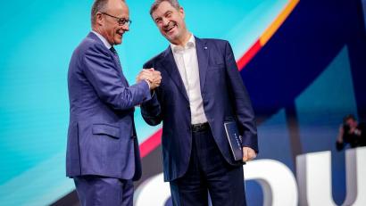 Bild: Kay Nietfeld/dpa
Kanzler und CDU-Chef Friedrich Merz und der bayerische Ministerpräsident und CSU-Vorsitzende Markus Söder demonstrieren auf dem CDU-Parteitag in Stuttgart Einigkeit.
