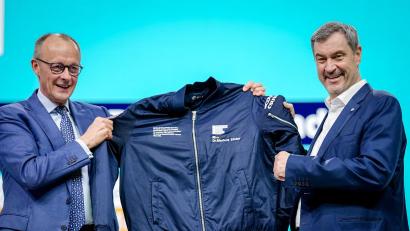 Bild: Kay Nietfeld/dpa
„Wir wollen dich nicht auf den Mond schießen“, sagte CDU-Chef und Bundeskanzler Friedrich Merz (link) zu CSU-Chef Markus Söder.