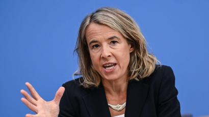 Bild: Britta Pedersen/dpa
Malmendier gehört seit 2022 zu den „Wirtschaftsweisen“. (Archivbild)