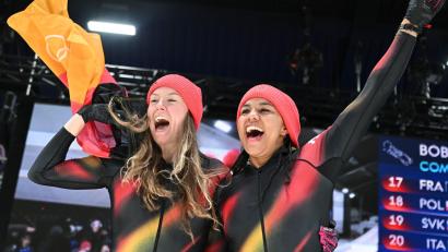 Bild: Robert Michael/dpa
Nach der Gold-Fahrt: Laura Nolte (l) und Deborah Levi.