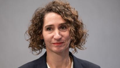 Bild: Boris Roessler/dpa
EVG-Vize Cosima Ingenschay will den geplanten Stellenabbau bei DB Cargo deutlich abmildern. (Archivbild)