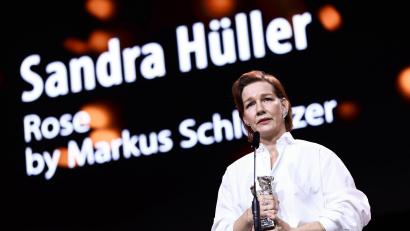 Bild: Christoph Soeder/dpa
Sandra Hüller nimmt den Silbernen Bären entgegen.