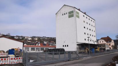 Bild: bö
Der Marktgemeinderat Schmidmühlen hat beschlossen, einen Vollsortimenter im Bereich des ehemaligen Baywa-Geländes und des Alten Bahnhofs anzusiedeln. Bei zwei Gegenstimmen fasste der Rat den Aufstellungsbeschluss und änderte gleichzeitig den dazugehörigen Flächennutzungsplan.