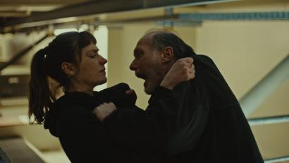 Bild: Carol Burandt Von Kameke/ZDF/dpa
Detlev Schulte (Martin Brambach) und Kommissarin Jule Zabek (Sophie Pfennigstorf) rangeln miteinander - auf einer hohen Brücke, von der Zabek dann fällt.