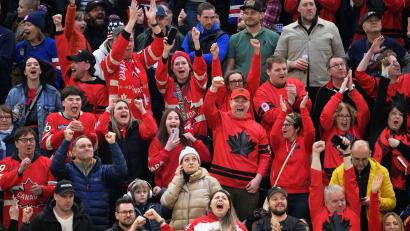 Bild: Peter Kneffel/dpa
Kanadische Eishockeyfans können beim Olympia-Finale nicht nur in Mailand Alkohol trinken.