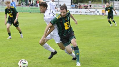Bild: Hubert Ziegler
Daniel Gömmel (rechts) bleibt der DJK Ammerthal auf über diese Saison hinaus treu.