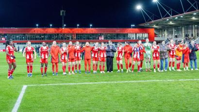 Bild: Ulrich Gamel/dpa
Die Bayern-Fußballerinnen jubeln - wohl bald auch wieder als Meister.