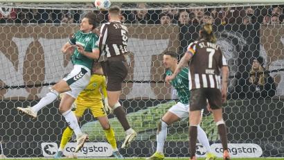 Bild: Marcus Brandt/dpa
Hauke Wahl (2.v.l) trifft zum 1:0 für den FC St. Pauli.