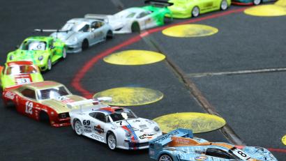 Bild: Michael Meier
Bei den RC-Autos handelt es sich um kleine High-Tech-Renner im Maßstab 1:10 und 1:12, die ihren großen Vorbildern in nichts nachstehen.