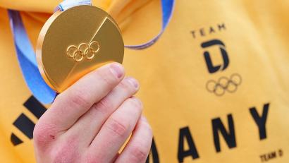 Bild: Michael Kappeler/dpa
Gold gab es für das deutsche Team seltener als vor vier Jahren - hier die Medaille von Rodler Max Langenhan. (Archivbild)