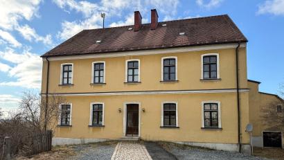 Bild: Susanne Forster
Im Alten Schloss in Bärnau ist durch Frost ein Wasserschaden entstanden. Der muss nun behoben werden. Das könnt eine recht teure Angelegenheit werden. Eigentlich ist es vorgesehen, das derzeit leerstehende, denkmalgeschützte Anwesen im Rahmen der Städtebauförderung umzubauen.