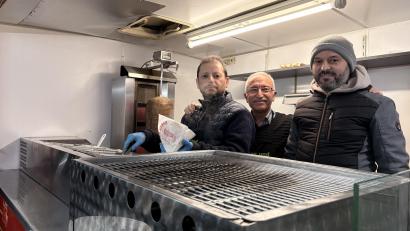 Bild: Lukas Büchold
Die Männer vom Verein für Bildung und Kultur Amberg, sie sorgten für den Döner.