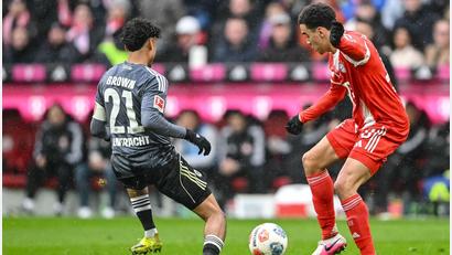 Bild: Harry Langer/dpa
Frankfurts Nathaniel Brown (links) gegen Jamal Musiala. Der Kümmersbrucker im Eintracht-Trikot trug in München erstmals die Kapitänsbinde.