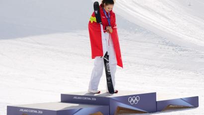 Bild: Julia Demaree Nikhinson/AP/dpa
Kurz nach ihrem Olympiasieg erfährt Eileen Gu vom Tod ihrer Großmutter.