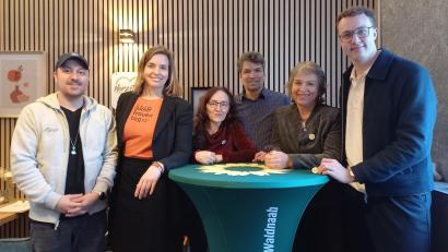 Bild: B90/GRÜNE Neustadt/WN
Zum politischen Aschermittwoch trafen sich die Grünen in Neustadt/WN im Café Herzstück mit Alper Akkus, MdL Laura Weber, den Kreissprechern Anne Droste und Harald Neumann, der Landesvorsitzenden Gisela Sengl und Bezirksvorsitzendem Lucas Pöllinger (von links).