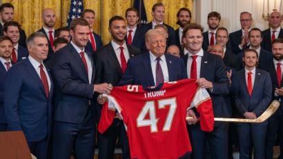Bild: Joey Sussman/ZUMA Press Wire/dpa
Donald Trump freut sich über den Olympiasieg der USA im Eishockey-Finale gegen Kanada. (Archivbild)