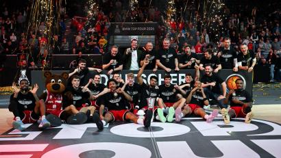 Bild: Sven Hoppe/dpa
Die Bamberger bejubeln ausgelassen ihren Coup.