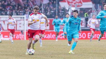 Bild: Sascha Janne
Noel Eichinger (links/Szene aus dem Spiel gegen Viktoria Köln) war gegen den SV Wehen der überragende Mann beim SSV Jahn.