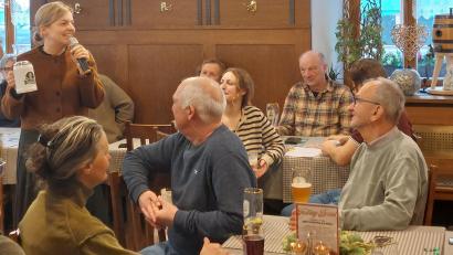 Bild: mfh
Mittendrin und Prost, Schulzes Stammtisch war vor allem ein Plädoyer für mehr Miteinander.