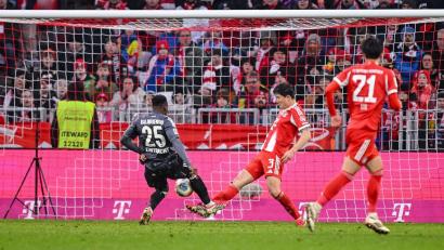 Bild: Harry Langer/dpa
Die Szene sorgte auch intern bei den Bayern für Kritik: Arnaud Kalimuendo machte nach einer Spielerei hinten rum das 2:3 für die Frankfurter. Min-jae Kim (Mitte) kommt zu spät. Am Ende siegten die Bayern knapp.