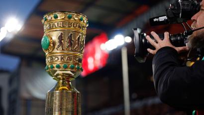 Bild: Friso Gentsch/dpa
Objekt der Begierde: der DFB-Pokal. (Archivbild)