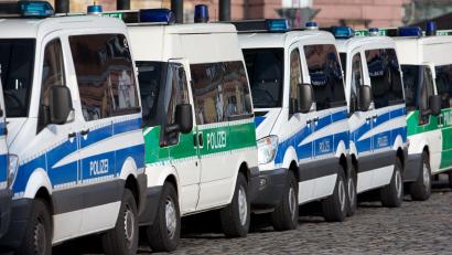 Bild: picture alliance / dpa
Polizeieinsatz wegen eines Fußball-Spiels in Osnabrück.