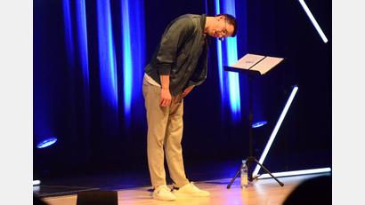 Bild: Kunz
Martin Frank verbeugt sich vor dem Weidener Publikum. Das spendet zum Abschluss begeistert minutenlang Applaus.