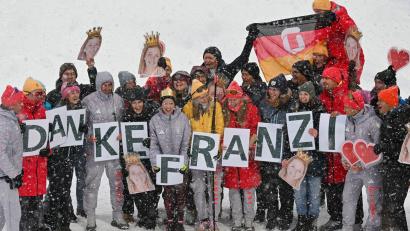 Bild: Hendrik Schmidt/dpa
Franziska Preuß ließ sich im Ziel für ihre Karriere feiern.