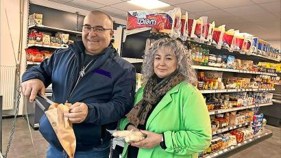 Bild: Katharina Melzner
Wenn der Dorfladen niemals schließt: Weißwürste und Backwaren sind mitunter die gefragtesten Waren des Brander Supermarkts von Viktor und Ludmilla Topolski.