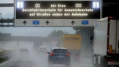 Bild: Peter Kneffel/dpa
Seit August 2025 dürfen Fahrzeuge bei Stau an einigen Abfahrten der A8 und der A93 die Autobahn nicht mehr verlassen. (Archivbild)
