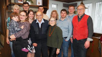 Bild: Hans Blendinger
Erwin Blendinger mit Lebensgefährtin Elfriede Mayer und seinen Kindern, Enkeln und Urenkel