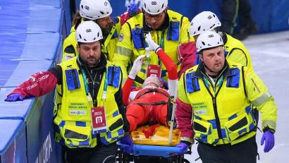 Bild: Stephanie Scarbrough/AP/dpa
Kamila Sellier musste mit einer Trage abtransportiert werden.