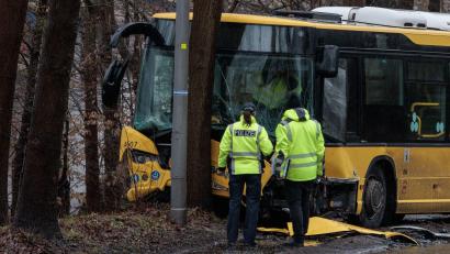 Bild: Carsten Koall/dpa
Ein Autofahrer kam mit lebensbedrohlichen Verletzungen ins Krankenhaus.