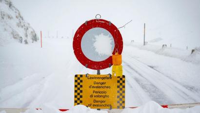 Bild: Urs Flueeler/KEYSTONE/dpa
Brisante Lawinenlage in den Alpen: Bislang ist keine Entspannung in den nächsten Tagen in Sicht.