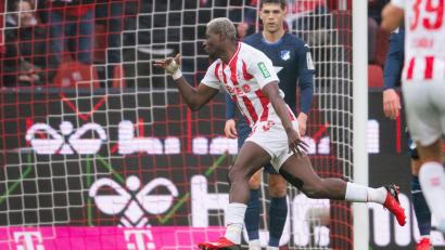 Bild: Marius Becker/dpa
Ragnar Ache jubelt über sein spektakuläres Tor zum 1:0.