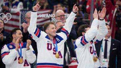 Bild: Petr David Josek/AP/dpa
Matthew Tkachuk (Mitte) vom Team USA bejubelt mit seinen Mitspielern die Goldmedaille bei den Olympischen Winterspielen 2026.