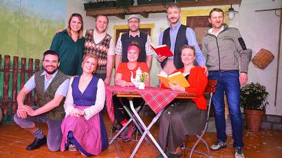 Bild: fdl
Freuen sich über die gelungene Premiere im vollen Pfarrsaal: Regisseur Christian Gnan, Stefan Kummer als Bauer Hubert, Wolfgang Lingl als Arne der Urlauber, Jonas Beierl als Sebastian von Ruttenstein, Jenny Falk, als Autorin Rosalie von Ruttenstein (von rechts, stehend) und Marina Basler als Bäuerin Anni, Meike Birner als Urlauberin Ute, Marlene Siegler als Margarete, Bauerstochter und Thomas Kummer (von rechts, vorne) als Josef der Briefträger.