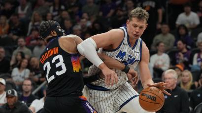 Bild: Rick Scuteri/AP/dpa
Moritz Wagner (r) verlor mit den Orlando Magic unglücklich in Phoenix.