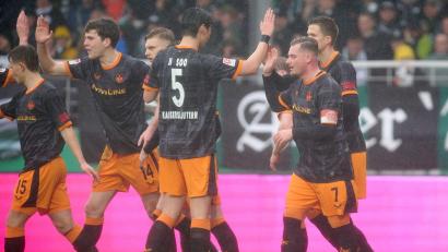 Bild: Bernd Thissen/dpa
Kaiserslauterns Spieler jubeln über das Tor zum 1:0.