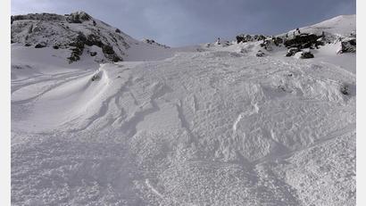 Bild: Zoom.Tirol/APA/dpa
Nach elf Lawinentoten in den Alpen seit vergangenem Freitag wird die Frage der Bergungskosten aufgeworfen