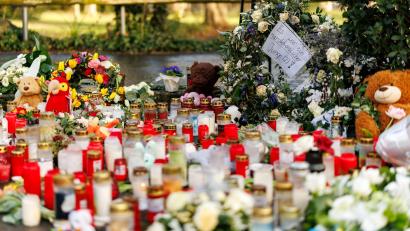 Bild: Daniel Karmann/dpa
Nach dem tödlichen Messerangriff in Aschaffenburg vergangenes Jahr will die Stadt nun einen Erinnerungsort einrichten.