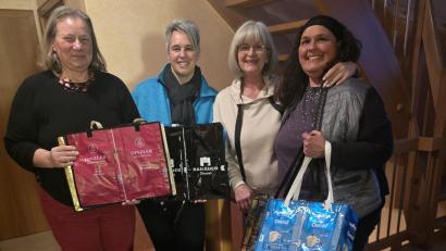 Bild: Rudolf Birk
Taschen aus leeren Kaffeetüten. Von links: Margit Berwing-Wittl, 1.Vorsitzende Sonja Fischer, Ingrid Karl, Ursula Hischa.