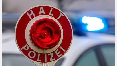 Bild: Jan Woitas/dpa
Die Beamten fanden bei einer Grenzkontrolle mehrere Geldbündel. (Symbolbild)