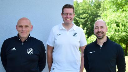 Archivbild: Norbert Weis
Danny Graf (rechts), hier mit Co-Trainer Uwe Ölschlegel (links) und Abteilungsleiter Florian Roth bleibt auch kommende Saison Trainer des SV Illschwang.