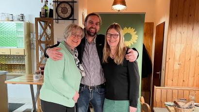 Bild: Ortsverband die Grünen Pechbrunn
Bürgermeisterkandidatin Ute Döhler (rechts) setzte gemeinsam mit Landratskandidat Josef Schmidt und Grünen-Kreissprecherin Monika Schneider klare Akzente beim politischen Aschermittwoch.