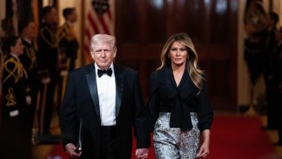 Bild: Allison Robbert/AP/dpa
US-First-Lady Melania Trump hat einen Instagram-Post mit einem Lied des Latin-Superstars Bad Bunny unterlegt - wenige Wochen, nachdem ihr Mann über den Künstler und dessen Auftritt beim Super Bowl geschimpft hatte. (Archivbild)