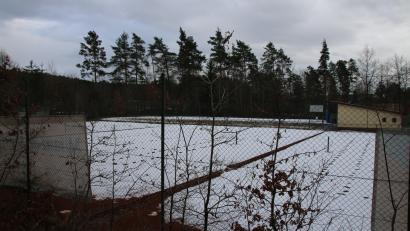 Bild: sne
Noch liegt Schnee auf den Tennisfeldern. Nach der Genehmigung durch das Landratsamt könnten bis zu drei Padel-Tennis-Courts entstehen.