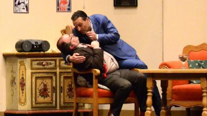 Bild: Kunz
Landrat Andreas Aschauer (Manfred Stecher, rechts) bittet Hans Huber (Flo Bauer) ihm aus einer peinlichen Situation zu helfen.